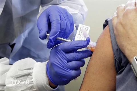 Tiêm phòng thử nghiệm vắcxin phòng COVID-19 do hãng dược phẩm Moderna phát triển tại Seattle, Mỹ. (Ảnh: AP/TTXVN)