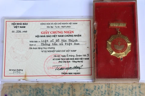 Giấy chứng nhận Huy chương Vì sự nghiệp báo chí Việt Nam và bức thư cuối cùng của nhà báo Đỗ Văn Thịnh. (Ảnh: Nguyên Lý/TTXVN)