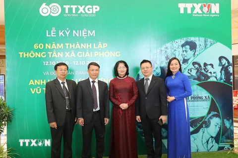 Phó Chủ tịch nước Đặng Thị Ngọc Thịnh với Lãnh đạo TTXVN và các đại biểu dự buổi lễ. (Ảnh: Lâm Khánh/TTXVN)