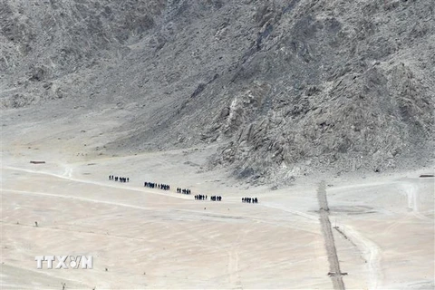 Binh sỹ Ấn Độ tuần tra gần Leh, thủ phủ khu vực Ladakh, biên giới giữa Ấn Độ và Trung Quốc. (Ảnh: AFP/TTXVN)