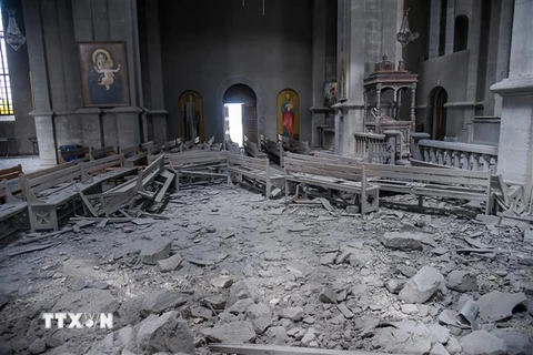 Cảnh đổ nát tại một nhà thờ ở thị trấn Shusha, khu vực tranh chấp Nagorny-Karabakh trong cuộc xung đột giữa lực lượng Armenia và binh sỹ Azerbaijan. (Ảnh: AFP/TTXVN)