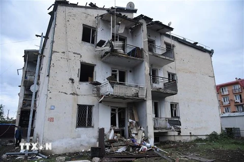 Một tòa nhà bị hư hại sau vụ pháo kích trong xung đột giữa lực lượng Armenia và binh sỹ Azerbaijan tại thành phố Stepanakert, thủ phủ khu vực tranh chấp Nagorny-Karabakh. (Ảnh: AFP/TTXVN)