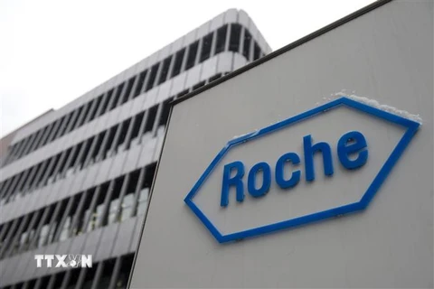 Biểu tượng hãng dược phẩm Roche tại trụ sở ở Basel, Thụy Sĩ. (Ảnh: AFP/TTXVN)