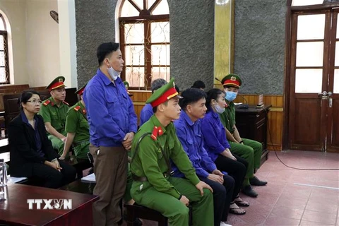 Bị cáo Nguyễn Minh Khoa đề nghị hoãn phiên tòa do luật sư vắng mặt. (Ảnh: Hữu Quyết/TTXVN)