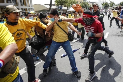 Đụng độ giữa những người biểu tình ủng hộ và phàn đối chính phủ tại Thái Lan. (Nguồn: EPA)