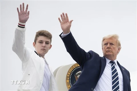 Tổng thống Mỹ Donald Trump (phải) và con trái Barron Trump. (Ảnh: AFP/TTXVN)