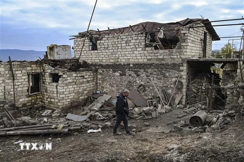 Cảnh đổ nát sau trận pháo kích trong xung đột giữa lực lượng Armenia và Azerbaijan tại thành phố Stepanakert, thủ phủ khu vực tranh chấp Nagorny-Karabakh. (Ảnh: AFP/TTXVN)