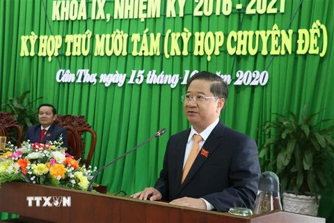 Ông Trần Việt Trường phát biểu sau khi được bầu giữ chức Chủ tịch UBND Thành phố Cần Thơ. (Ảnh: Ngọc Thiện/TTXVN)