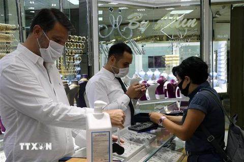Người dân mua trang sức tại một cửa hàng vàng ở Ankara, Thổ Nhĩ Kỳ. (Ảnh: THX/TTXVN)