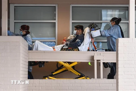 Nhân viên y tế chuyển bệnh nhân nhiễm COVID-19 tới phòng cấp cứu của Trung tâm y tế Wockoff ở Brooklyn, bang New York, Mỹ. (Ảnh: AFP/TTXVN)