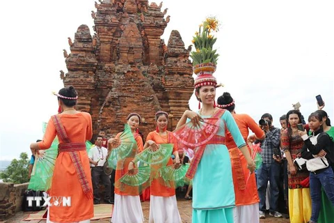 Chương trình dân vũ đặc sắc do thiếu nữ Chăm biểu diễn đón mừng Lễ hội Katê 2020. (Ảnh: Nguyễn Thành/TTXVN)