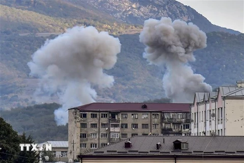 Khói bốc lên sau một vụ pháo kích trong xung đột giữa lực lượng Armenia và Azerbaijan tại thành phố Stepanakert, thủ phủ khu vực tranh chấp Nagorny-Karabakh ngày 9/10. (Ảnh: AFP/TTXVN)