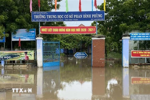 Trường học ở xã Phước Hải, huyện Ninh Phước bị nước lũ tràn vào. (Ảnh: Công Thử/TTXVN)