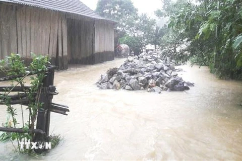 Mưa to khiến nước dâng tràn vào nhà dân tại địa bàn huyện Minh Hóa, Quảng Bình. (Ảnh: TTXVN phát)