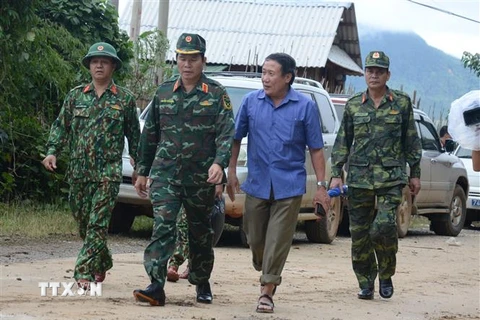 Thứ trưởng Bộ Quốc phòng, Trung tướng Nguyễn Tân Cương (thứ 2 từ trái sang), trực tiếp chỉ đạo công tác cứu hộ tại trạm chỉ huy tiền phương đóng tại xã Hướng Phùng. (Ảnh: Quốc Dũng/TTXVN)