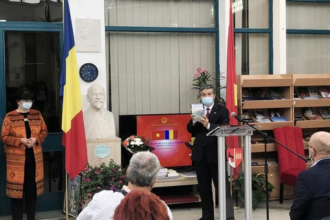 Đại sứ Đặng Trần Phong giới thiệu và tặng sách tại thư viện tỉnh Neamt. (Ảnh: TTXVN phát)