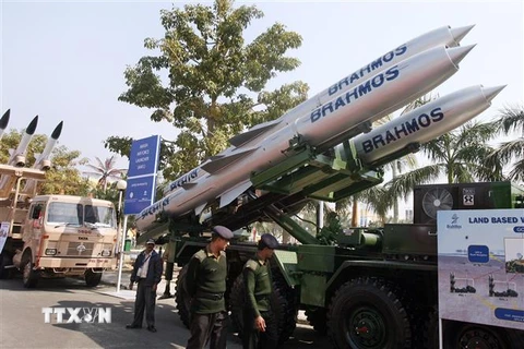 Tên lửa hành trình siêu thanh BrahMos được trưng bày tại một sự kiện ở New Delhi, Ấn Độ. (Ảnh: AFP/TTXVN)