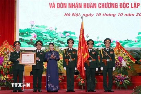 Chủ tịch Quốc hội Nguyễn Thị Kim Ngân trao Huân chương Độc lập hạng Ba cho Báo Quân đội nhân dân. (Ảnh: Trọng Đức/TTXVN)