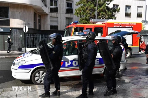 Cảnh sát được triển khai tại hiện trường vụ tấn công bằng dao gần văn phòng cũ của tòa soạn báo Charlie Hebdo ở thủ đô Paris, ngày 25/9. (Ảnh: AFP/TTXVN)
