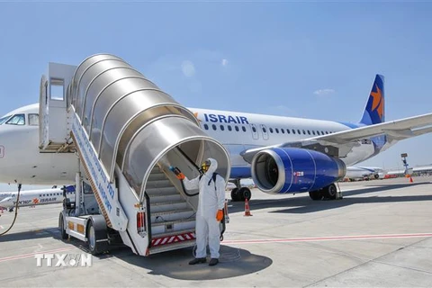 Máy bay thuộc Hãng hàng không Israir của Israel đỗ tại sân bay quốc tế Gurion gần thành phố Tel Aviv. (Ảnh: AFP/TTXVN)