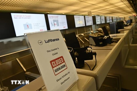 Khu vực check-in của Hãng hàng không Đức Lufthansa đóng cửa do ảnh hưởng của dịch COVID-19 tại sân bay Tegel ở Berlin, Đức. (Ảnh: AFP/TTXVN)