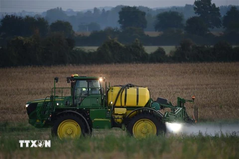 Phun thuốc diệt cỏ của Công ty Monsanto trên cánh đồng ở Saint Germain-Sur- Sarthe, miền Tây Bắc Pháp. (Ảnh: AFP/TTXVN)