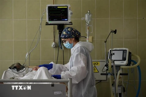 Điều trị cho bệnh nhân nhiễm COVID-19 tại bệnh viện ở Lviv, Ukraine. (Ảnh: AFP/TTXVN)