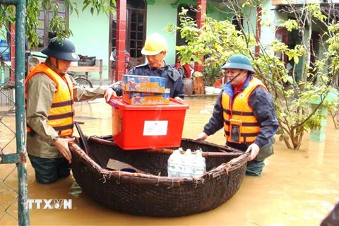 Chuyển hàng cứu trợ tới người dân ở xã Hàm Ninh, huyện Quảng Ninh, Quảng Bình. (Ảnh: Võ Dung/TTXVN)