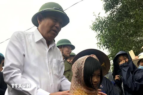 Phó Thủ tướng Thường trực Trương Hòa Bình thăm hỏi người dân xã Hải Định, huyện Hải Lăng bị ảnh hưởng bởi lũ lụt. (Ảnh: Nguyên Lý/TTXVN)