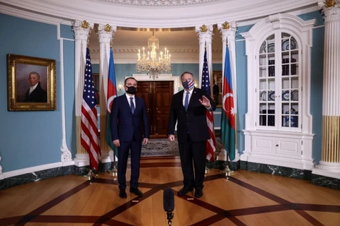 Ngoại trưởng Mỹ Mike Pompeo (phải) và Ngoại trưởng Azerbaijan Jeyhun Bayramov. (Nguồn: azerbaycan24.com)