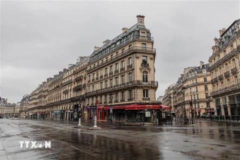 Cảnh vắng vẻ trên đường phố tại Paris, Pháp. (Ảnh: THX/TTXVN)