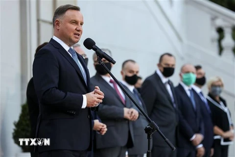 Tổng thống Ba Lan Andrzej Duda (trái) phát biểu tại lễ tuyên thệ nhậm chức nội các mới ở thủ đô Warsaw ngày 6/10. (Ảnh: AFP/TTXVN)
