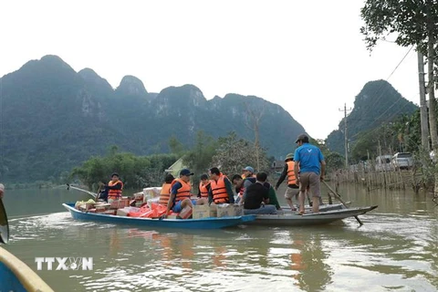 Vận chuyển hàng cứu trợ đến cho người dân ở thôn 5, xã Tân Hóa, Quảng Bình. (Ảnh: Vũ Sinh/TTXVN)