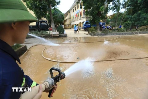 Dọn dẹp vệ sinh môi trường tại khu vực hành chính huyện Lệ Thủy, Quảng Bình. (Ảnh: Thành Đạt/TTXVN)