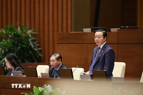Bộ trưởng Bộ Tài nguyên và Môi trường Trần Hồng Hà báo cáo, làm rõ một số vấn đề đại biểu Quốc hội nêu. (Ảnh: Dương Giang/TTXVN)
