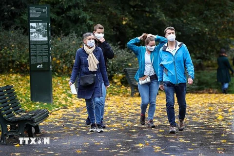 Người dân đeo khẩu trang phòng lây nhiễm COVID-19 tại Brussels, Bỉ. (Ảnh: THX/TTXVN)