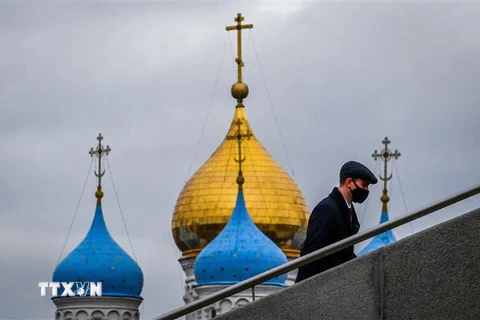 Người dân đeo khẩu trang phòng lây nhiễm COVID-19 tại Moskva, Nga. (Ảnh: AFP/TTXVN)