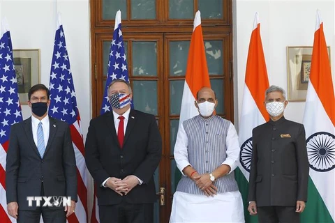 (Từ trái sang): Bộ trưởng Quốc phòng Mỹ Mark Esper, Bộ trưởng Ngoại giao Mỹ Mike Pompeo, Bộ trưởng Quốc phòng Ấn Độ Rajnath Singh và Bộ trưởng Ngoại giao Ấn Độ Subrahmanyam Jaishankar chụp ảnh chung trước Đối thoại 2+2 ở New Delhi ngày 27/10. (Ảnh: AFP/TT