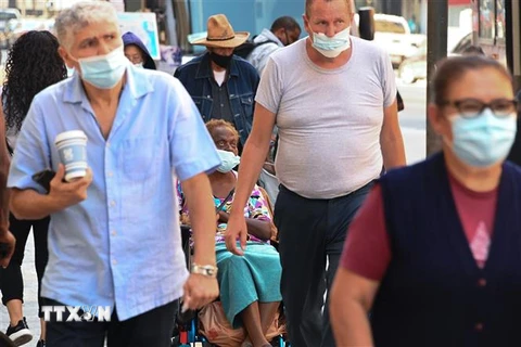 Người dân đeo khẩu trang phòng lây nhiễm COVID-19 tại Los Angeles, California, Mỹ. (Ảnh: AFP/TTXVN)