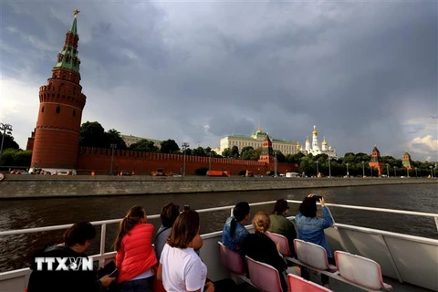 Khách du lịch tham quan cung điện Kremlin ở thành phố Moskva. (Ảnh: Trần Hiếu/TTXVN)