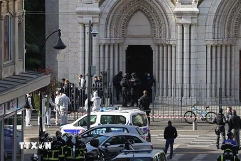 Lực lượng đặc nhiệm Pháp điều tra tại hiện trường vụ tấn công bằng dao ở nhà thờ thành phố Nice, miền Nam Pháp. (Ảnh: AFP/TTXVN)
