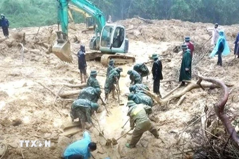 Hiện trường tìm kiếm các nạn nhân bị mất tích tại Trạm Quản lý bảo vệ rừng Thác Voi, xã Trường Sơn, huyện Quảng Ninh, tỉnh Quảng Bình. (Ảnh: TTXVN phát)