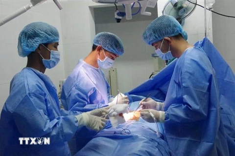 Các bác sỹ tại Trung tâm y tế thị trấn Trường Sa thực hiện một ca phẫu thuật cho ngư dân. Ảnh minh họa. (Ảnh: TTXVN phát)