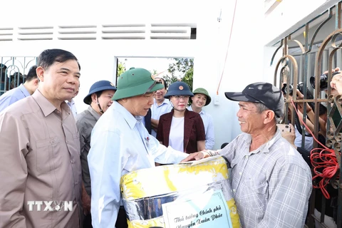 Thủ tướng Nguyễn Xuân Phúc đến thăm hỏi và tặng quà cho ông Trần Văn Đô tại Tổ dân phố 2, Thị trấn La Hà, huyện Tư Nghĩa có nhà bị sập hoàn toàn. (Ảnh: Thống Nhất/TTXVN)
