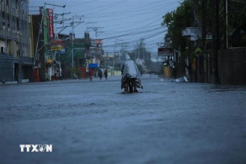 Cảnh ngập lụt do mưa lớn khi bão Goni đổ bộ vào tỉnh Abay, Philippines. (Ảnh: AFP/TTXVN)
