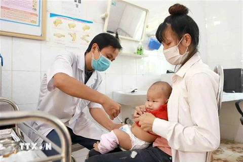 Tiêm vắcxin 5 trong 1 cho trẻ tại Trạm y tế xã Sơn Lôi, huyện Bình Xuyên, Vĩnh Phúc.