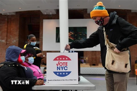 Cử tri bỏ phiếu sớm trong cuộc bầu cử Tổng thống Mỹ 2020 tại điểm bầu cử ở New York. (Ảnh: AFP/TTXVN)