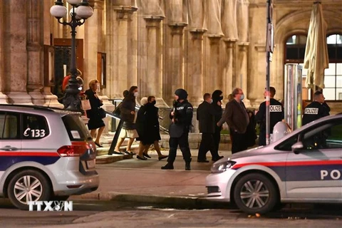 Cảnh sát Áo hỗ trợ khán giả rời khỏi nhà hát ở trung tâm thủ đô Vienna sau vụ nổ súng tối 2/11. (Ảnh: AFP/TTXVN)