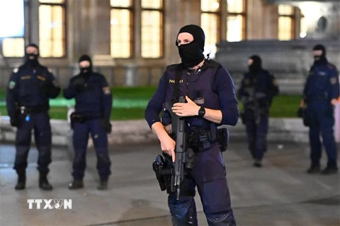 Cảnh sát Áo gác bên ngoài một nhà hát ở trung tâm thủ đô Vienna sau vụ nổ súng tối 2/11. (Ảnh: AFP/TTXVN)