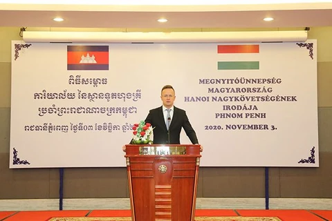 Bộ trưởng Ngoại giao và Thương mại Hungary Péter Szijjártó trong chuyến thăm Campuchia. (Nguồn: khmertimeskh.com)